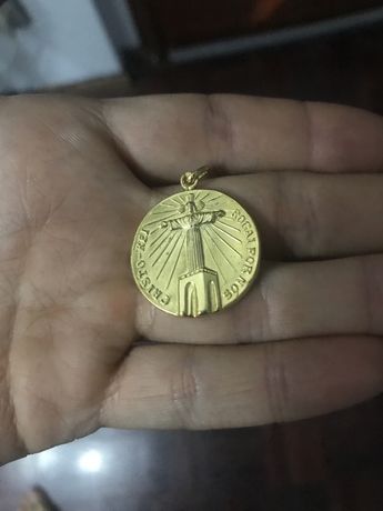 Medalhão cristo prata dourada
