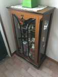 Vitrine antigo em madeira e vidro