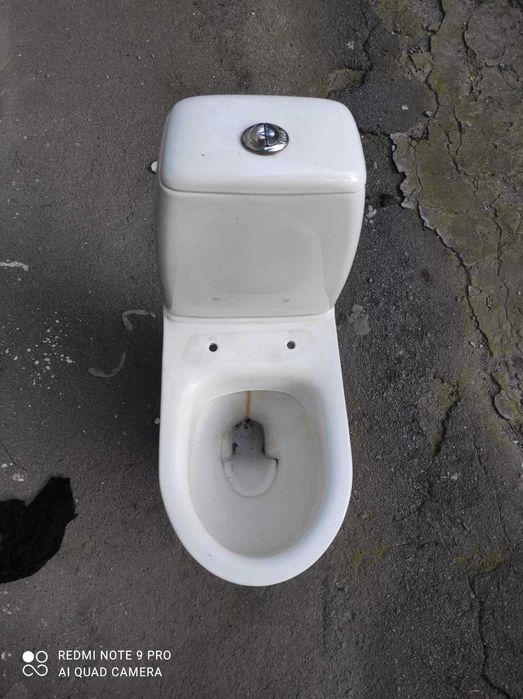 Продам унитаз с бочком в хорошем состоянии