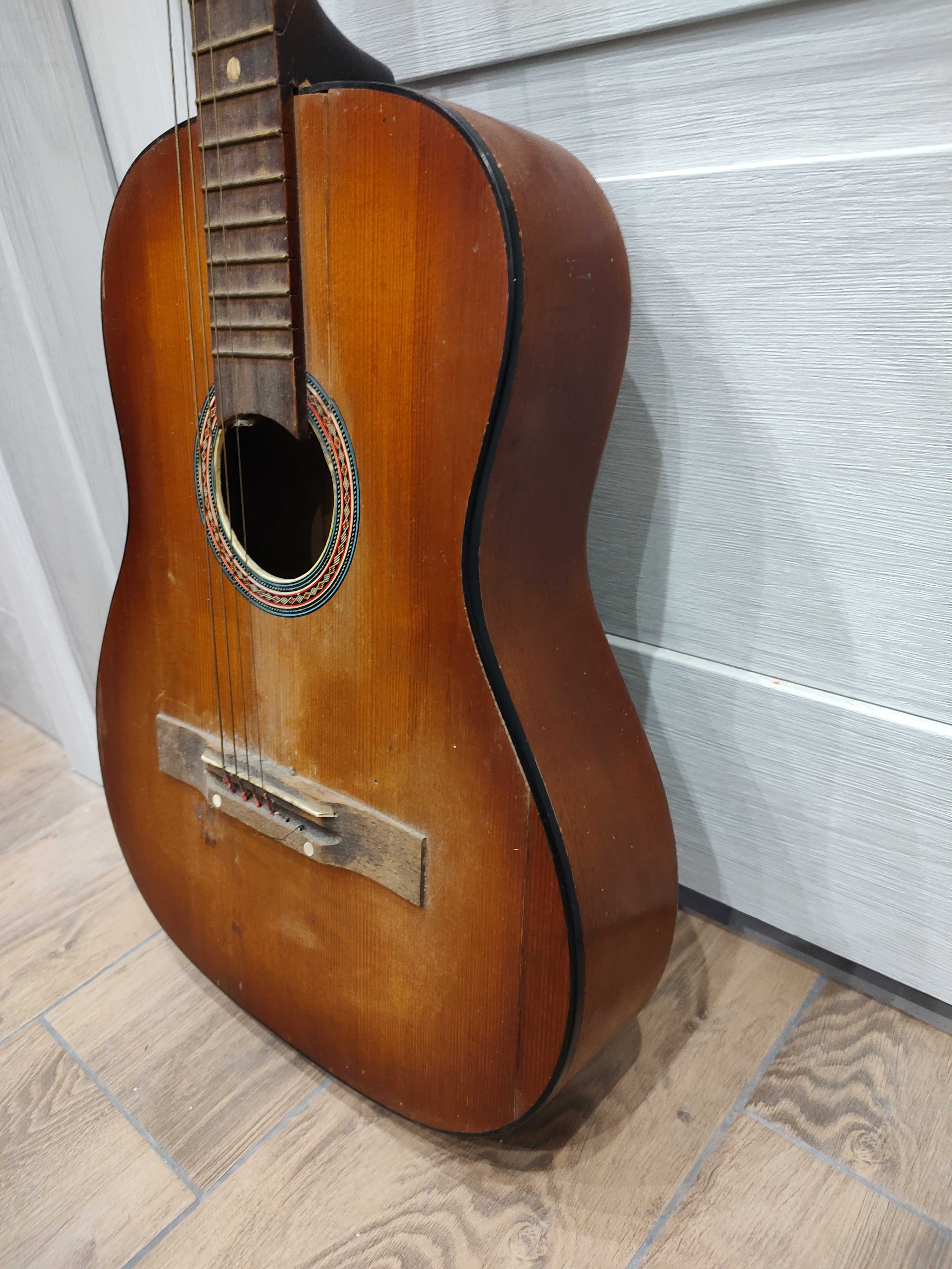 Starodawna gitara akustyczna akcesoria rzeczy prl