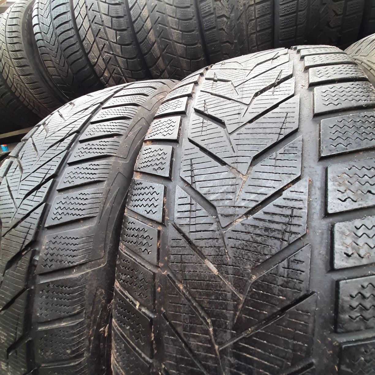 Opony Zimowe VREDESTEN 235/60R18 107H