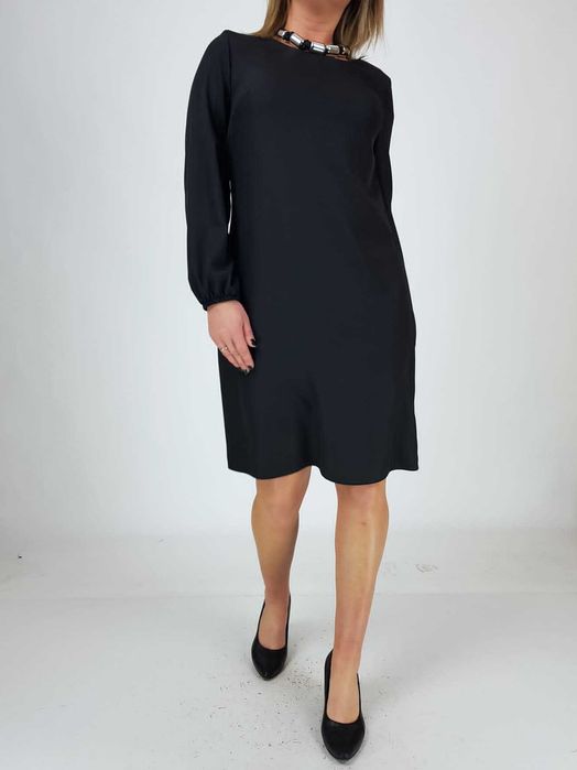 Sukienka Emmma Klasyczna mała czarna z długim rękawem.