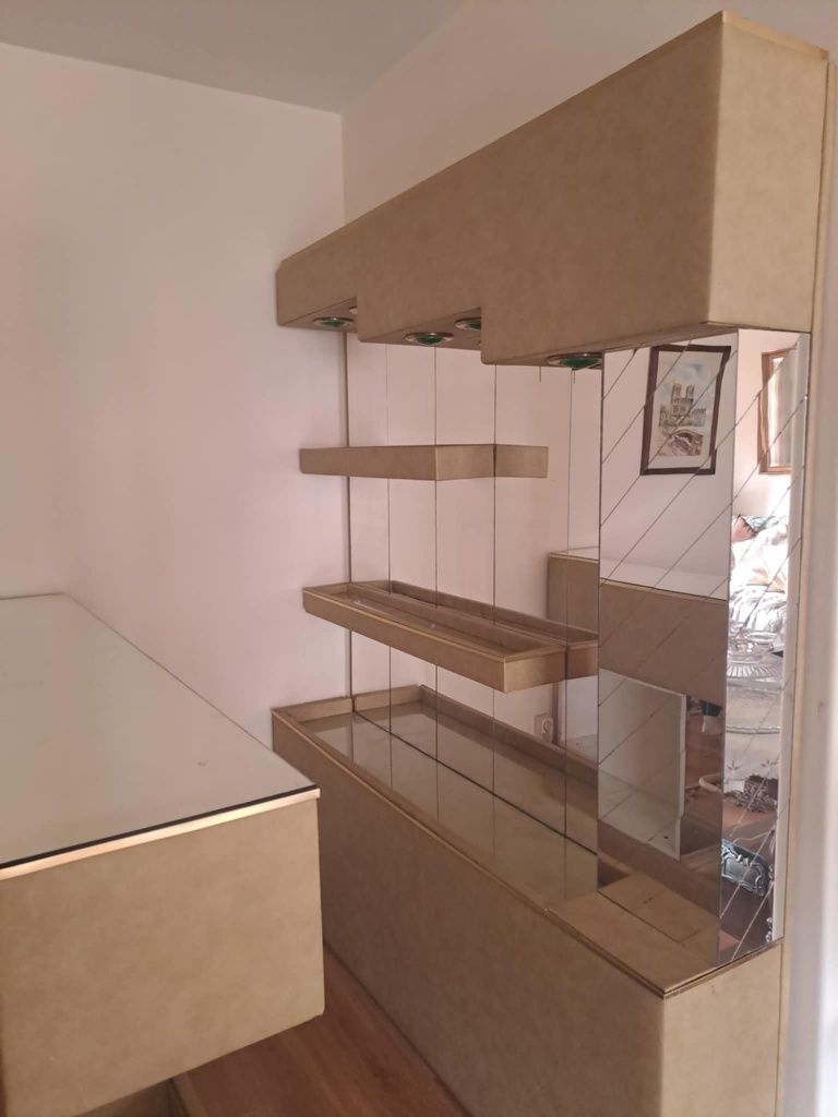 Bar para sala com iluminação e oferta de dois bancos (vintage)