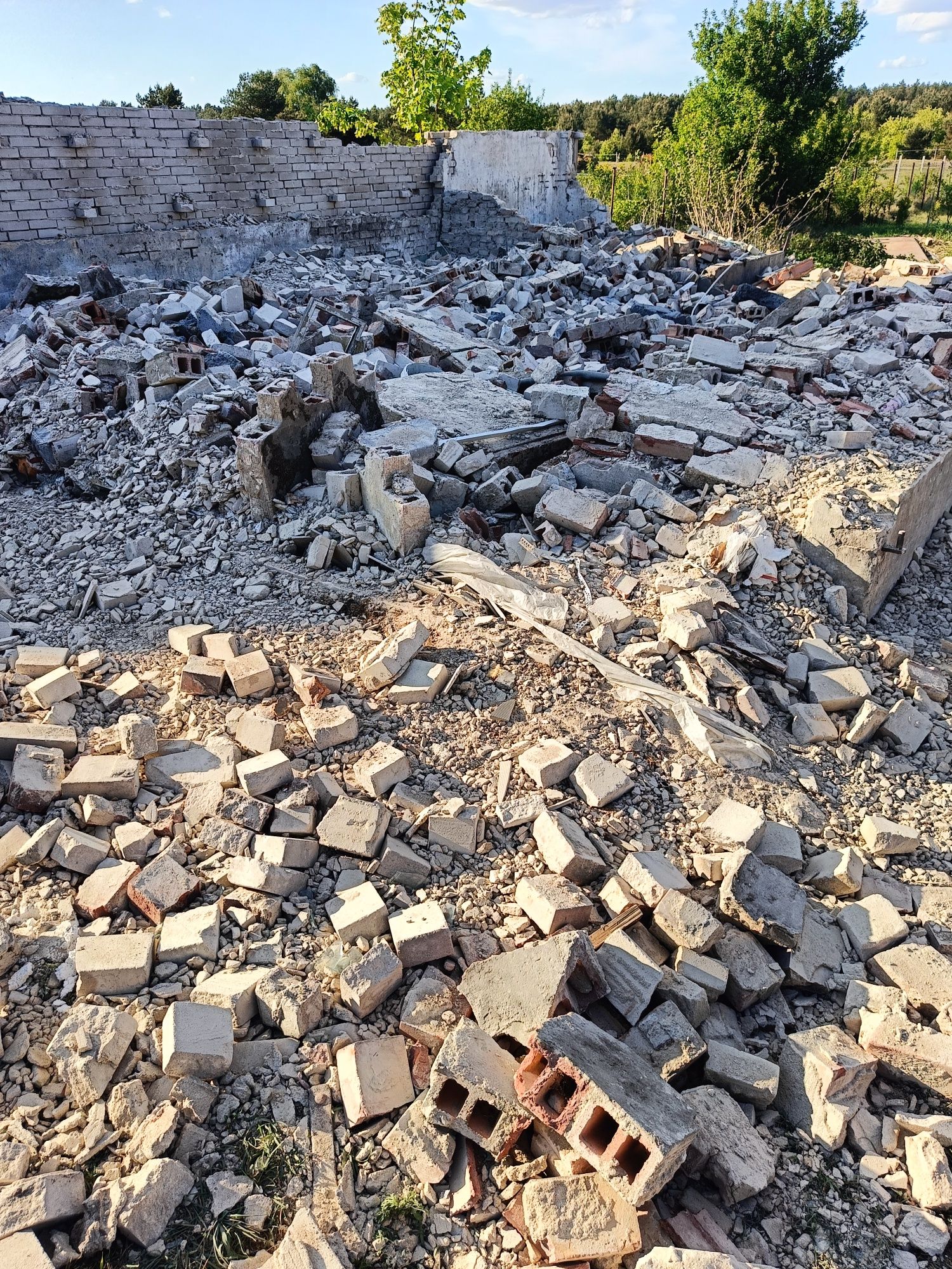 Oddam gruz z rozbiórki stodoły – cegły, dachówki, beton – odbiór własn