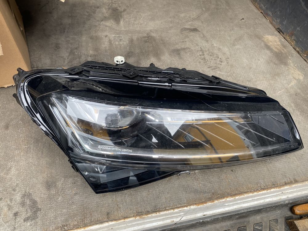 Lampa prawa Skoda Superb 3V1 full LED oryginał jak NOWA