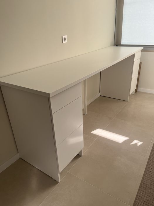 Bancada de cozinha com 243cm de comprimento e 90cm de altura