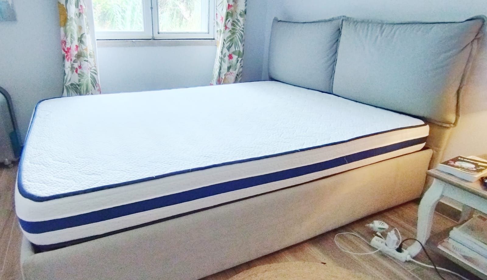 Cama casal 140 x 200 com cabeceira e arrumação, colchão vendido à part