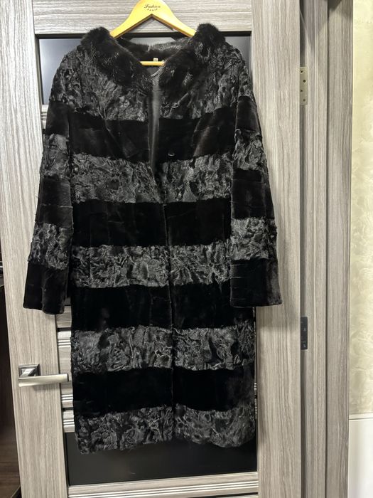 Продам шубу женскую черную натуральный мех