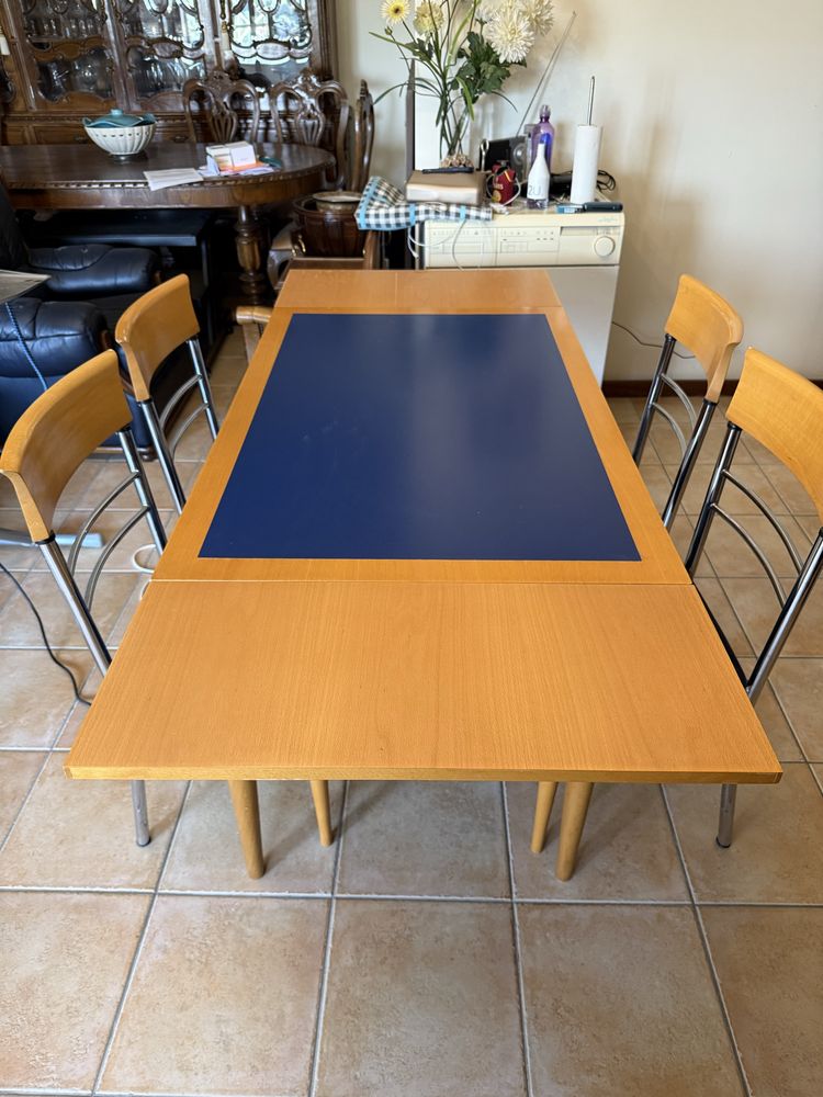 Mesa extensivel com 4 cadeiras.