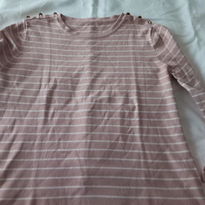 Vendo diversos casacos e camisolas