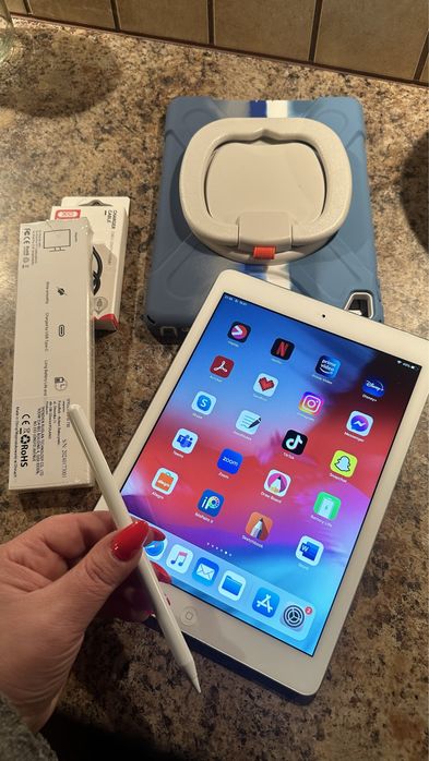 Tablet iPad Apple Retina + NOWY RYSIK + złote etui - cały zestaw