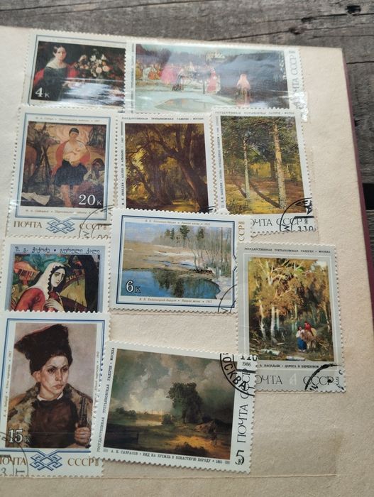 Продам шикарний, великий альбом з  різними колекціями марок. 18 стор