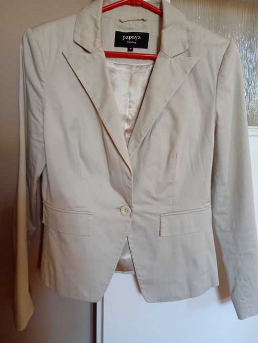 Żakiet damski w kolorze jasno beżowym