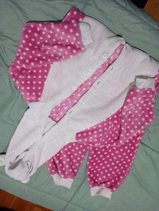 Roupa de menina em bom estado