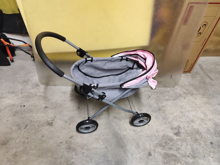 É um carrinho de bonecas