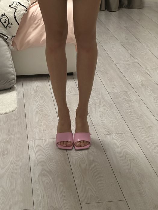 Босоніжки рожеві нові