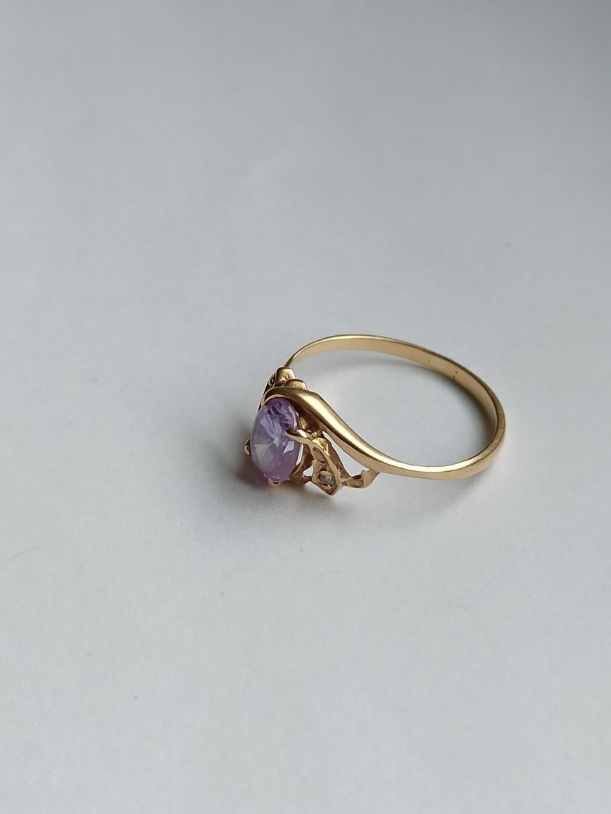 Złoty pierścionek z fioletowym oczkiem 585 pr