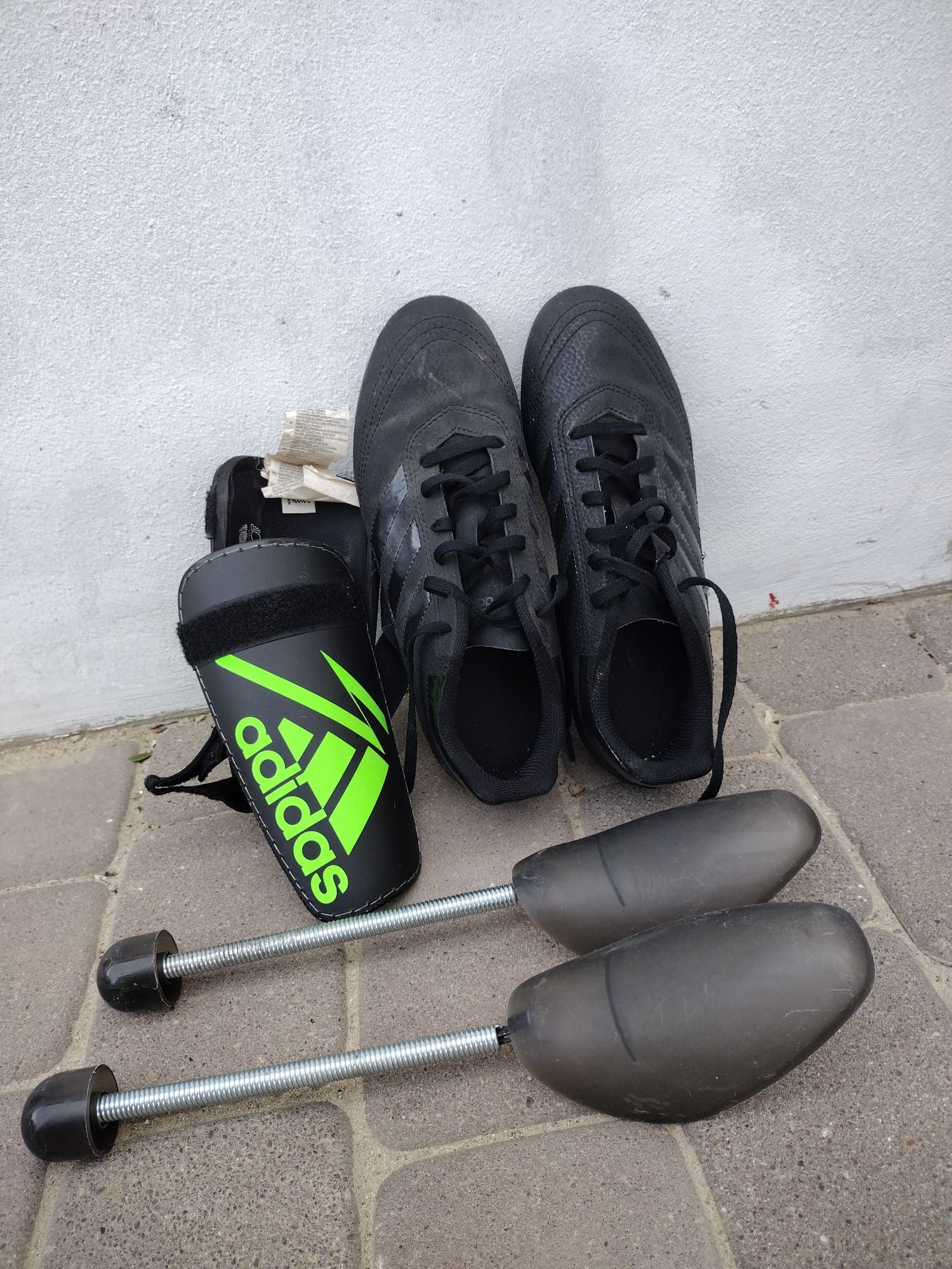 Buty do gry w piłkę korki i ochraniacze Adidas