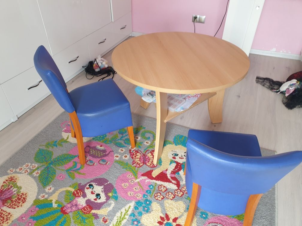 Stolik plus 2 drewniane krzesła dla dzieci