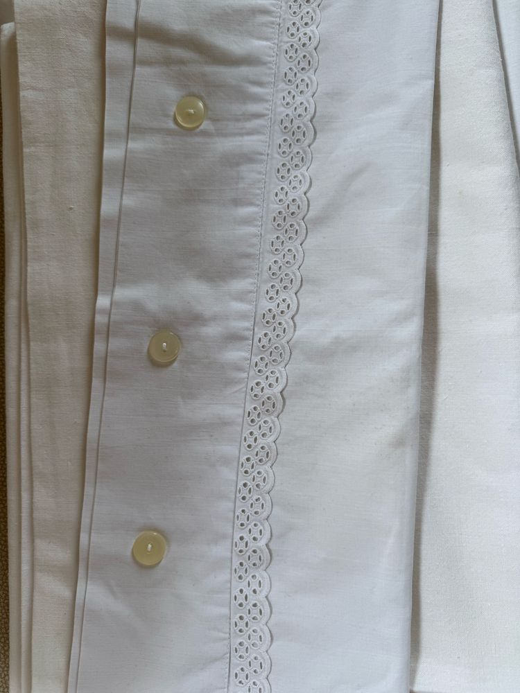 Lençois brancos, de algodão, bordados