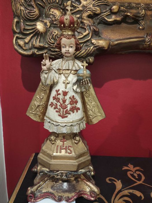 emblemas militares com linha dourada e arte sacra