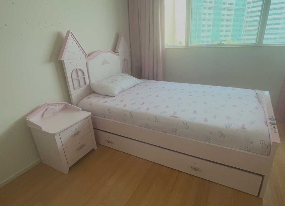 Cama de princesa com mesa de cabeceira – tema castelo, como nova
