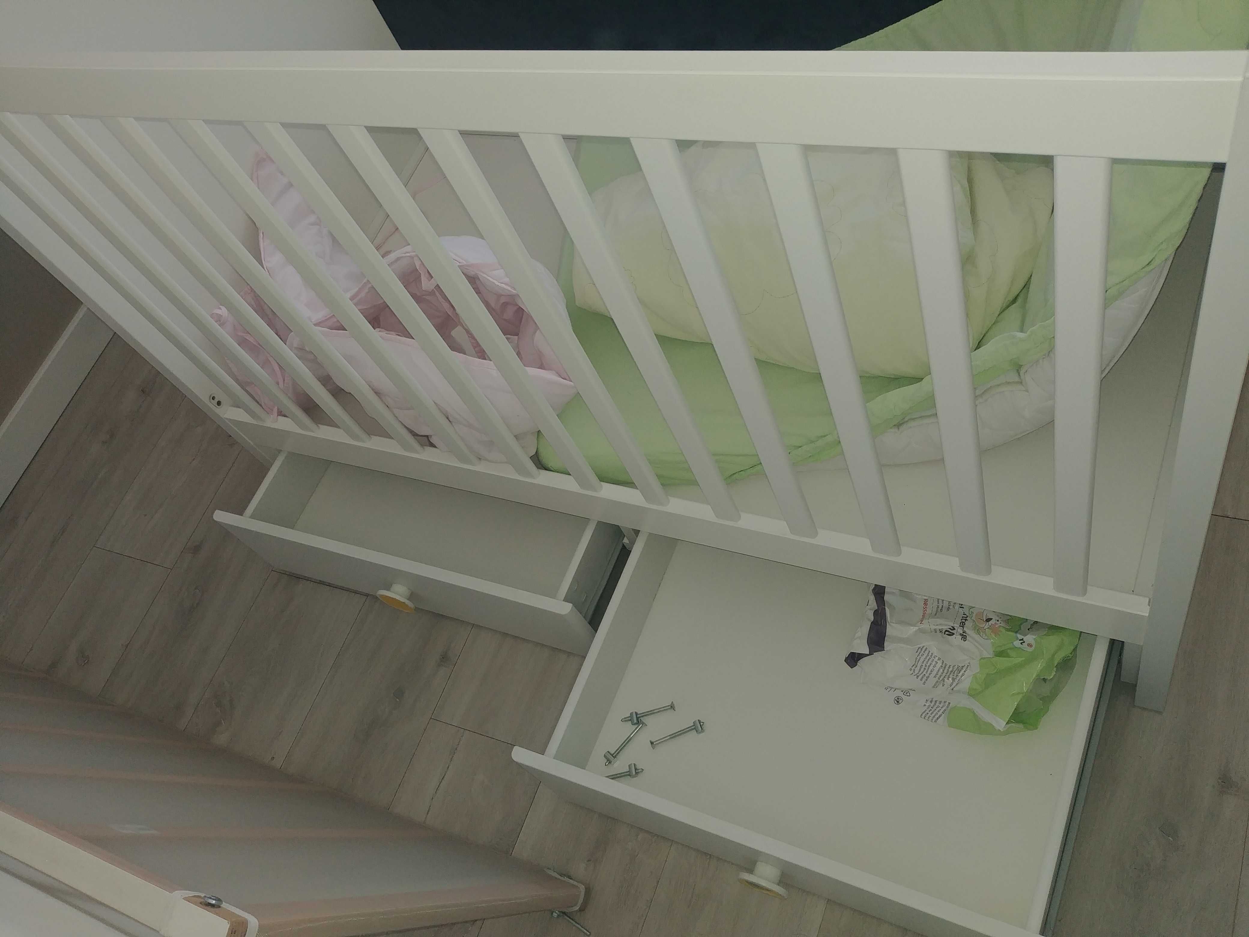 Łóżeczko dziecięce IKEA z szufladami.
