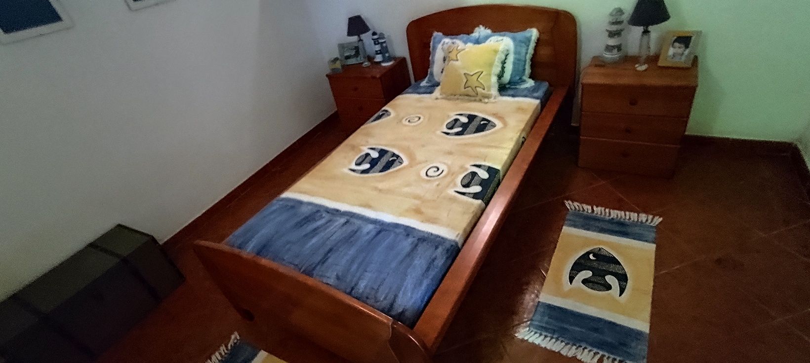 Cama, mesas cabeceira e colchão