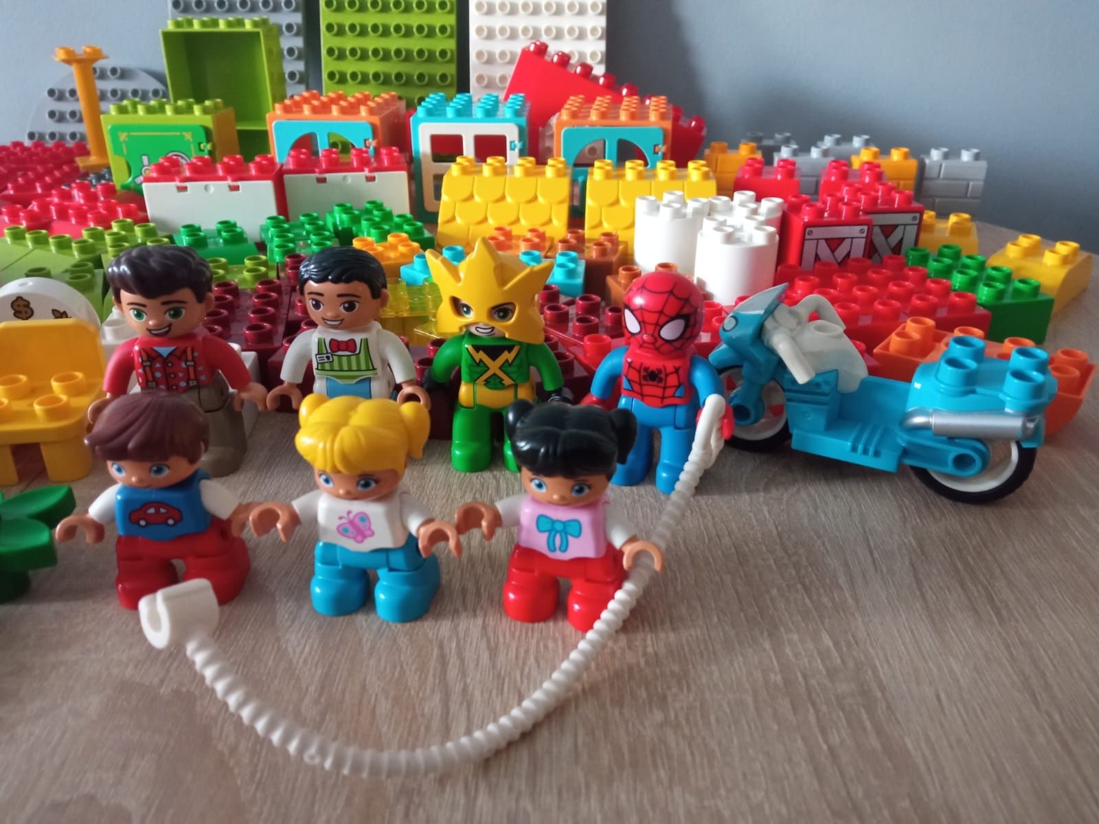 Lego Duplo 118 elementów, figurki (m.in. Spiderman, Electro) płytki