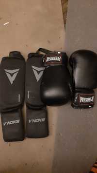 Боксерські рукавиці і накладки на ноги