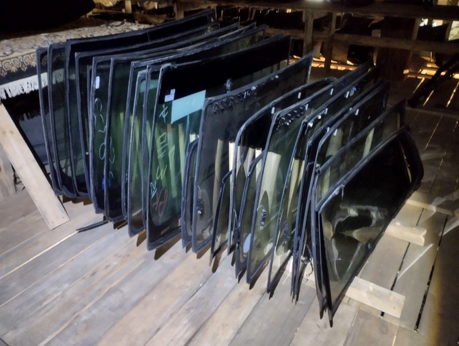 Скло стекло заднє в ляду кришку багажника Фольксваген шкода