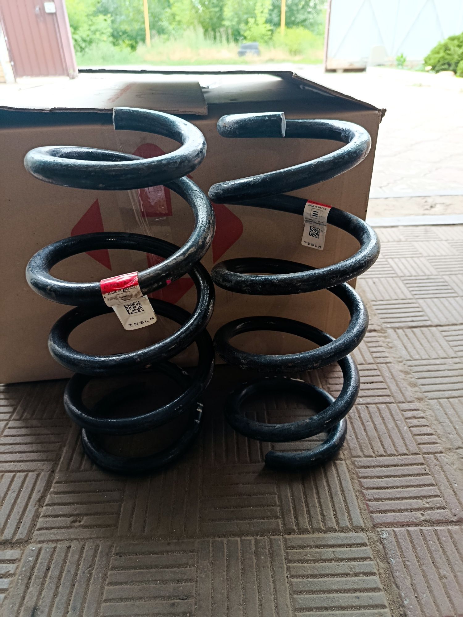 Пружини задні Tesla Model 3 DM 1044472-91-E