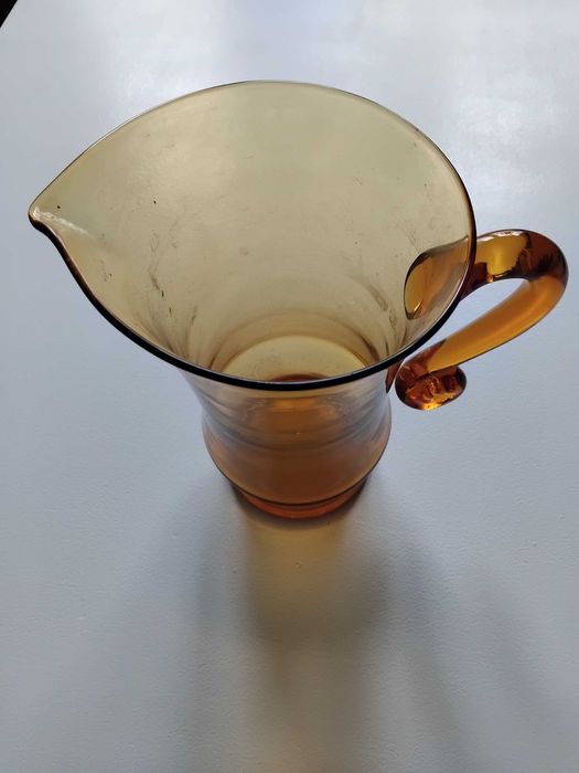 dzbanki ze szkła koloru piwnego oraz 11  filiżanek  PRL