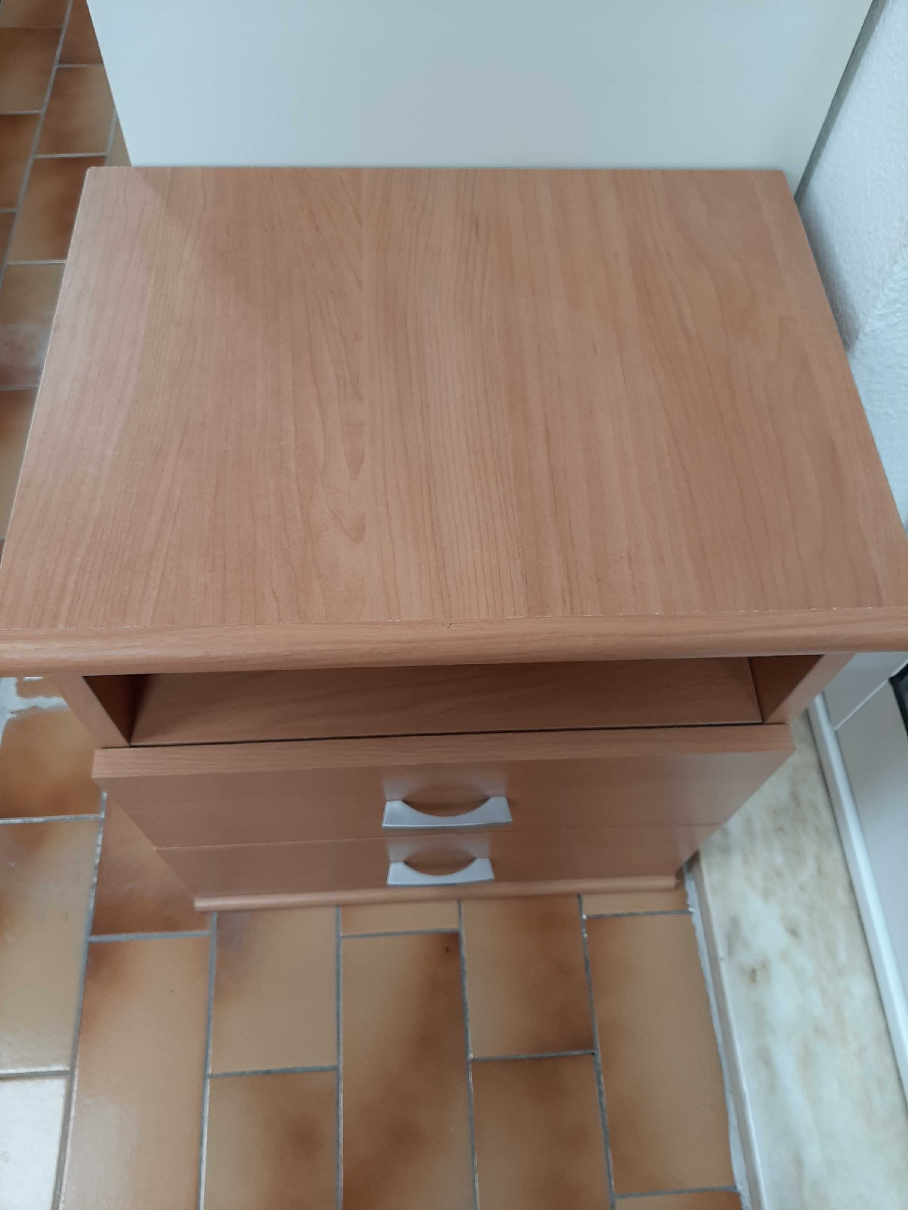 Mesa de cabeceira com duas gavetas