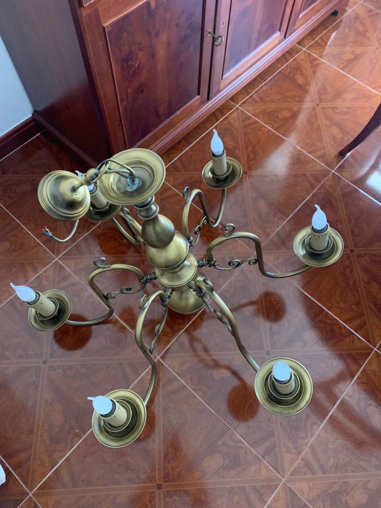 Candeeiro de teto suspenso, tipo lustre, em latão com 6 lâmpadas