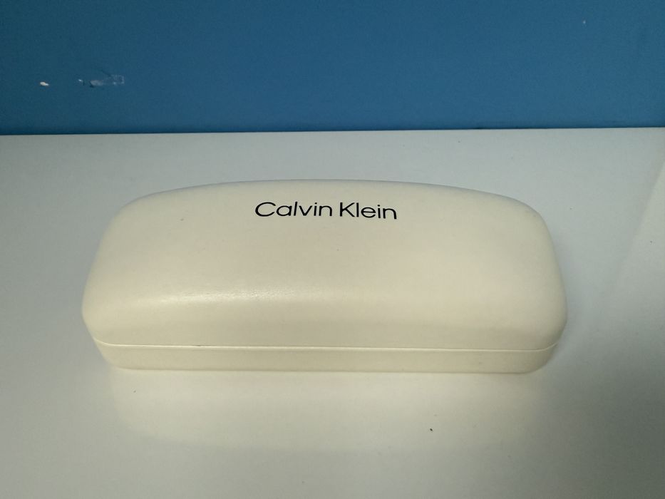 Оригінальний білий жорсткий футляр для окулярів Calvin Klein