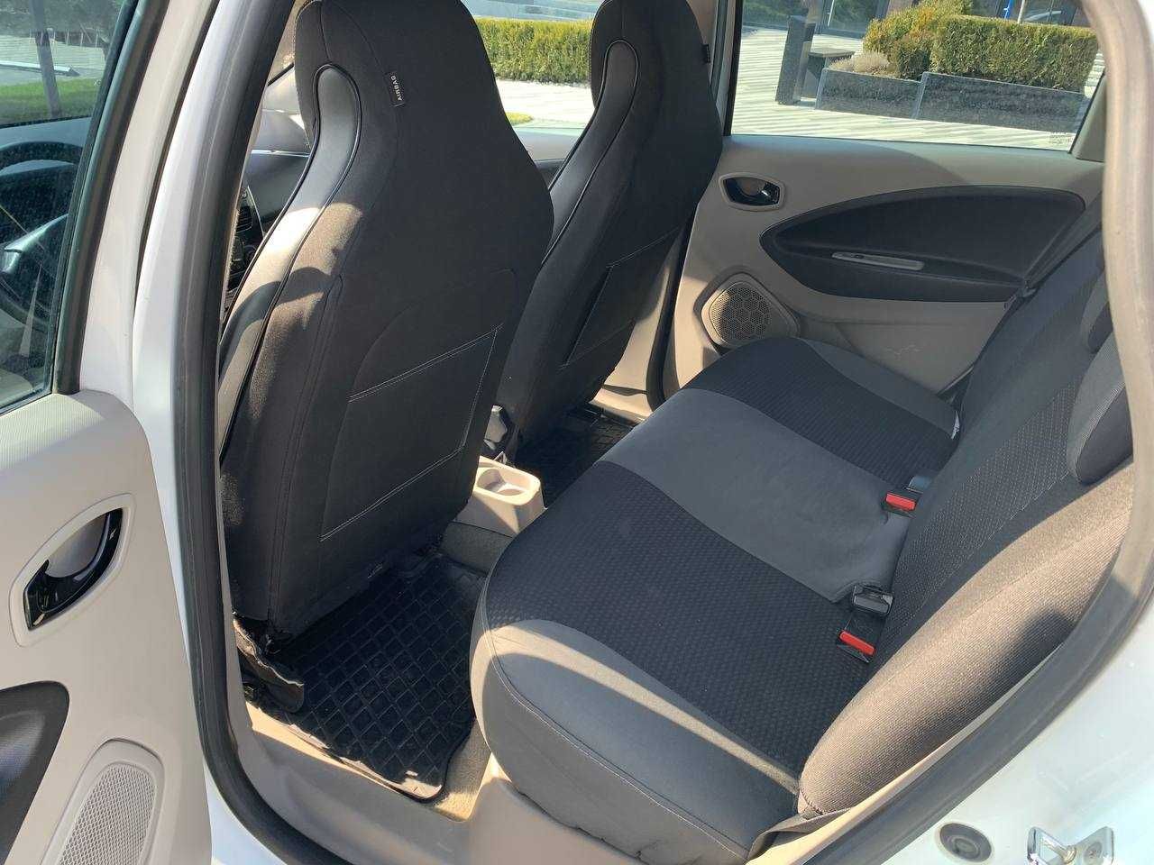 Прокат електромобіля Renault Zoe — економно та зручно