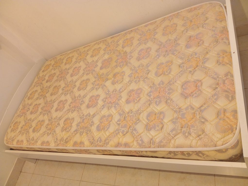 Vendo esta cama de solteiro em muito  bom estado