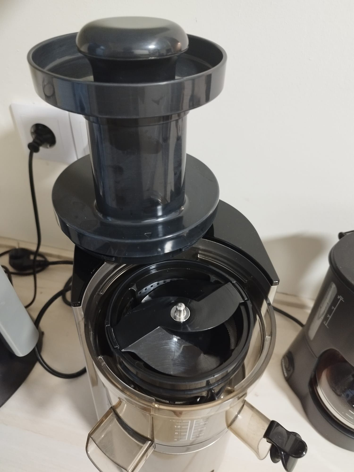 Omega VSJ843R Vertical Slow Juicer