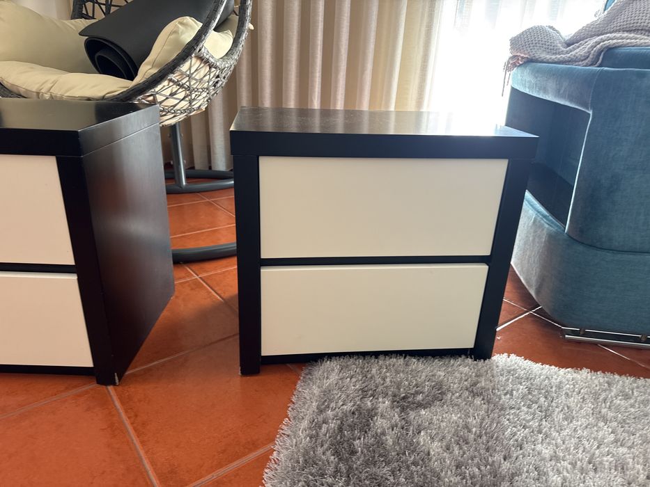 Cama com mesinhas de cabeceira