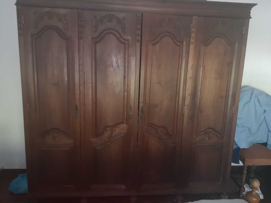 Roupeiro clássico com talha