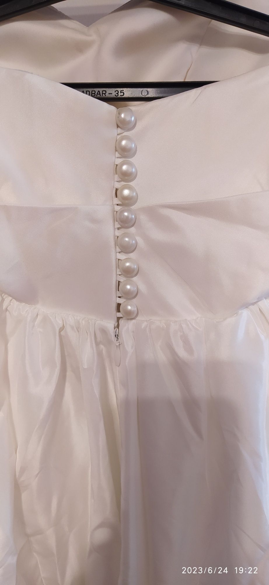 Suknia ślubna biała bez ramiączek, prosta, bolerko.
