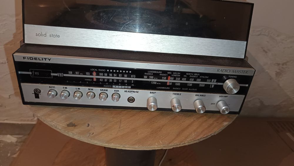 Gira discos e radio Fidelity