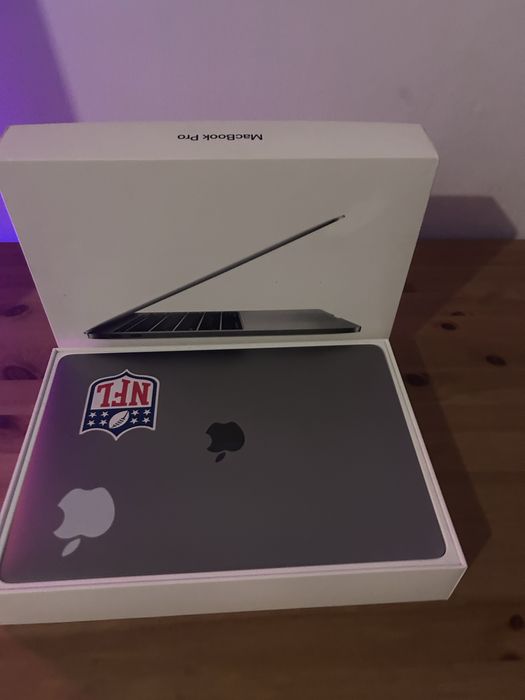 Macbook pro 13’ A1708 plus zewnętrzny monitor Arzopa.