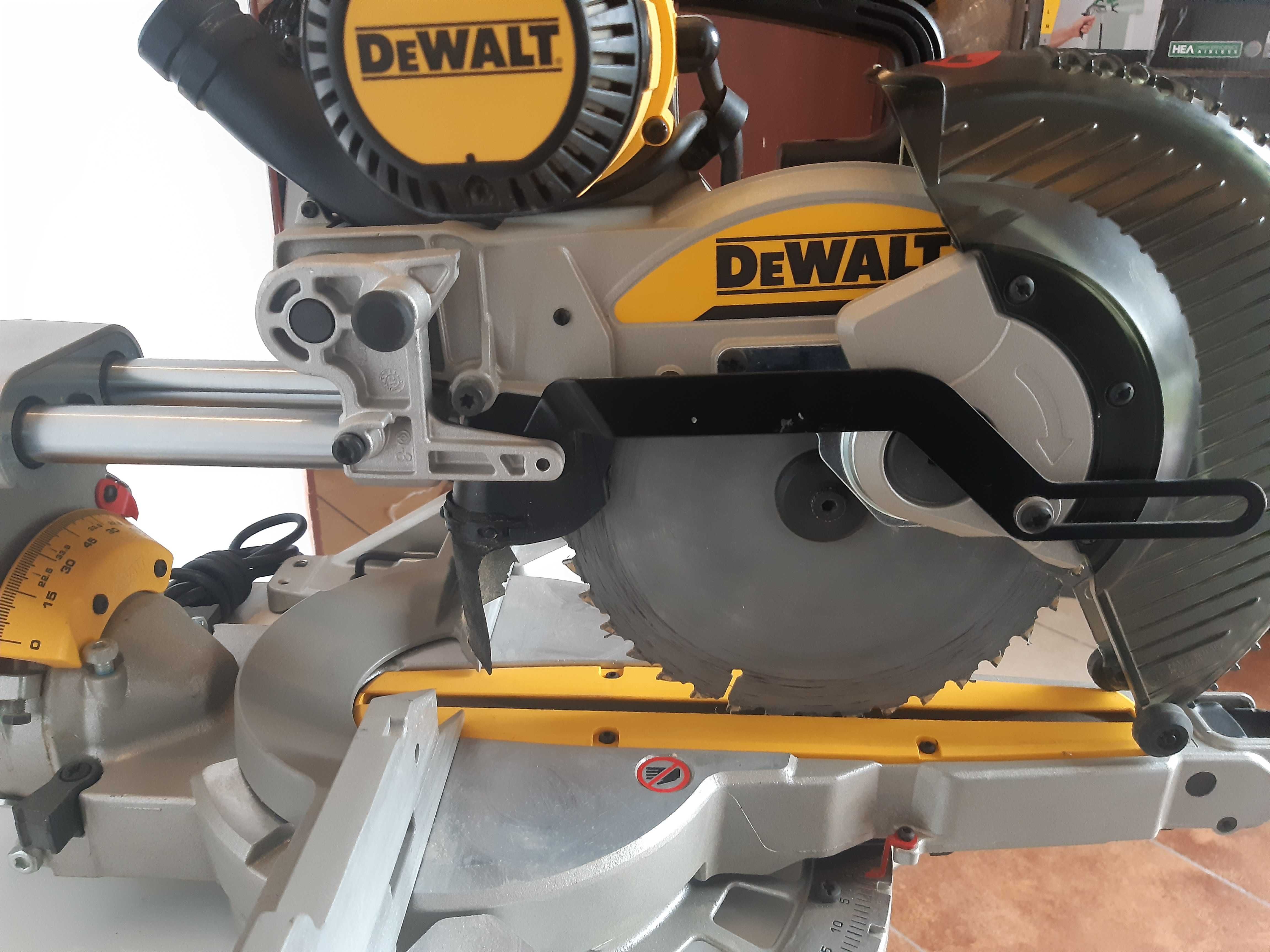 Piła ukośnica  Dewalt DWS727