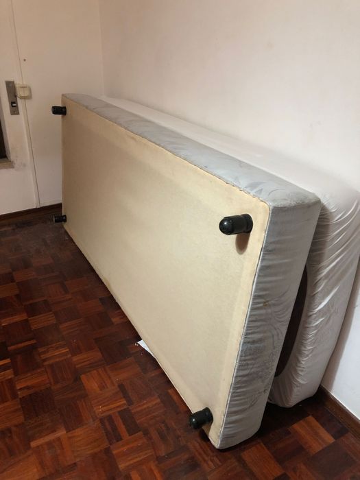 Cama individual e colchão