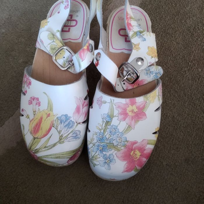 Drewniaki z motywem kwiatowym roz 37