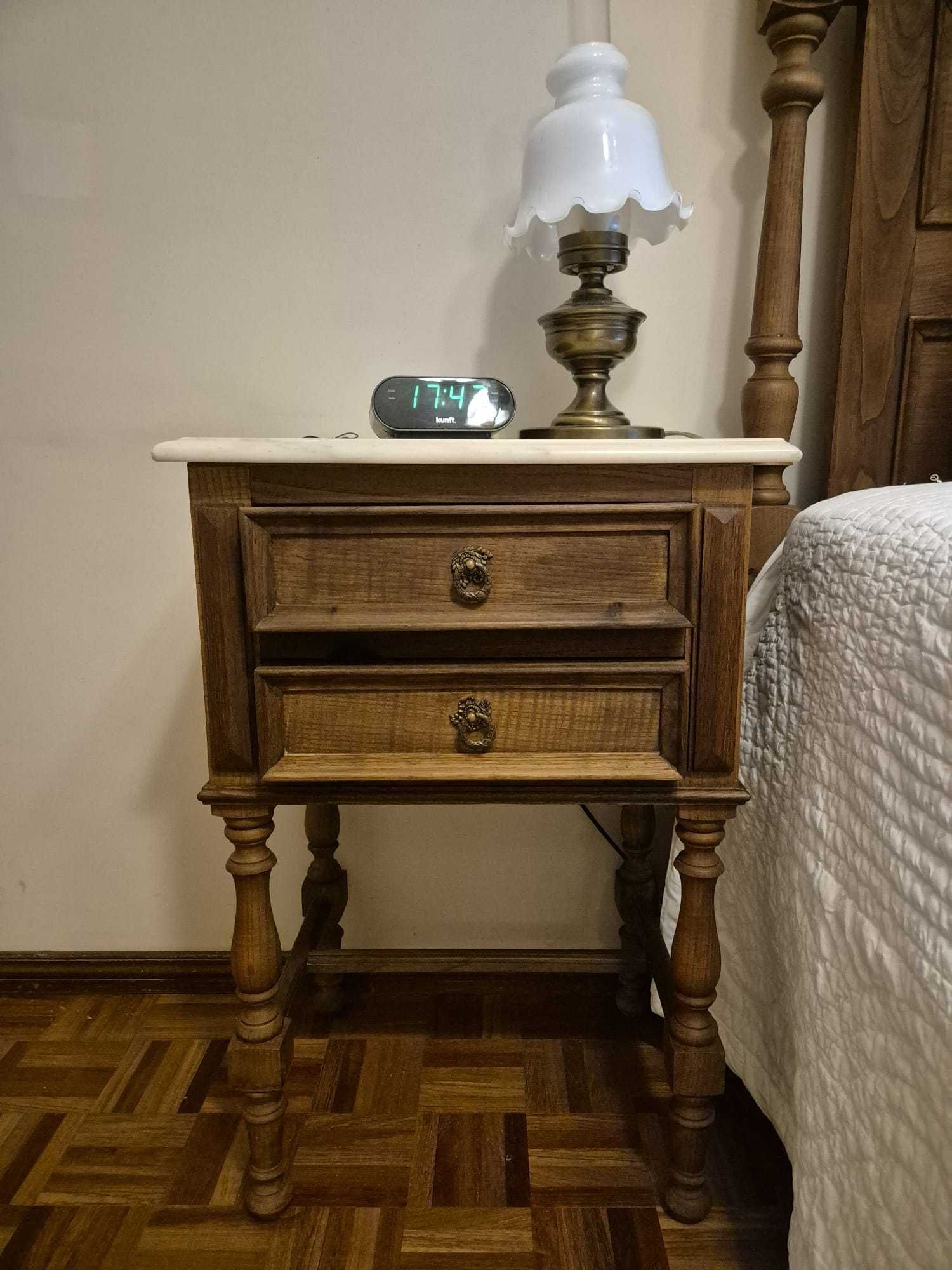 Mobília de quarto de madeira de carvalho com tampos mármore (vintage)
