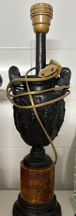 Candeeiro de mesa estilo neoclássico