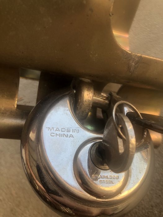 Zabezpieczenie dyszla przyczepki zaczep z kłódką